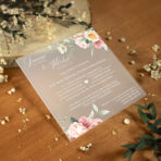 zaproszenia ślubne mleczna pleksi różowe kwiaty