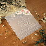 zaproszenia ślubne mleczna pleksi różowe kwiaty