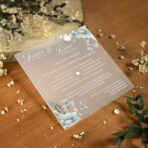 zaproszenia ślubne mleczna pleksi niebieskie kwiaty