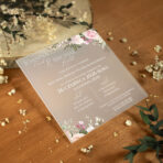 zaproszenia ślubne mleczna pleksi różowe kwiaty