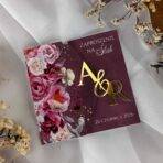 Zaproszenia ślubne ciemne różowe tło złote lustrzane inicjały