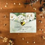 Zaproszenia kopertowe A6 białe kwiaty zielone tło lustrzane złote serduszko