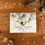 Zaproszenia kopertowe A6 białe kwiaty lustrzane złote serduszko