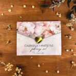 Zaproszenia kopertowe A6 różowe kwiaty lustrzane złote serduszko