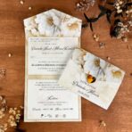 Zaproszenia kopertowe A6 białe kwiaty lustrzane złote serduszko