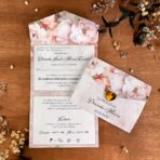 Zaproszenia kopertowe A6 różowe kwiaty lustrzane złote serduszko