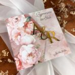 Zaproszenia ślubne różowe kwiaty złote lustrzane inicjały