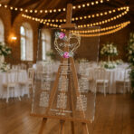 Akrylowa tablica z usadzeniem gości 90x60 cm - Ariana2