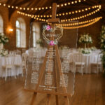 Akrylowa tablica z usadzeniem gości 90x60 cm - Ariana2