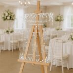 przezroczysta akrylowa tablica z planem stołów na wesele usadzenie gości weselnych