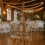 przezroczysta akrylowa tablica z planem stołów na wesele usadzenie gości weselnych