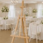 przezroczysta akrylowa tablica z planem stołów na wesele usadzenie gości weselnych