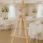 przezroczysta akrylowa tablica z planem stołów na wesele usadzenie gości weselnych