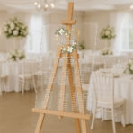 przezroczysta akrylowa tablica z planem stołów na wesele usadzenie gości weselnych