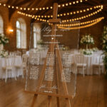 przezroczysta akrylowa tablica powitalna na wesele