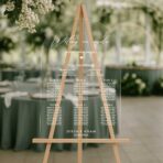 Akrylowa tablica plan stołów wesele łuk