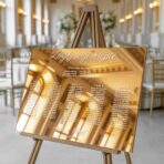 Lustrzana tablica z usadzeniem gości weselnych