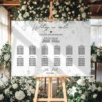 Duża tablica z usadzeniem gości