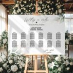 Duża tablica z usadzeniem gości