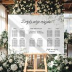 Duża tablica z usadzeniem gości